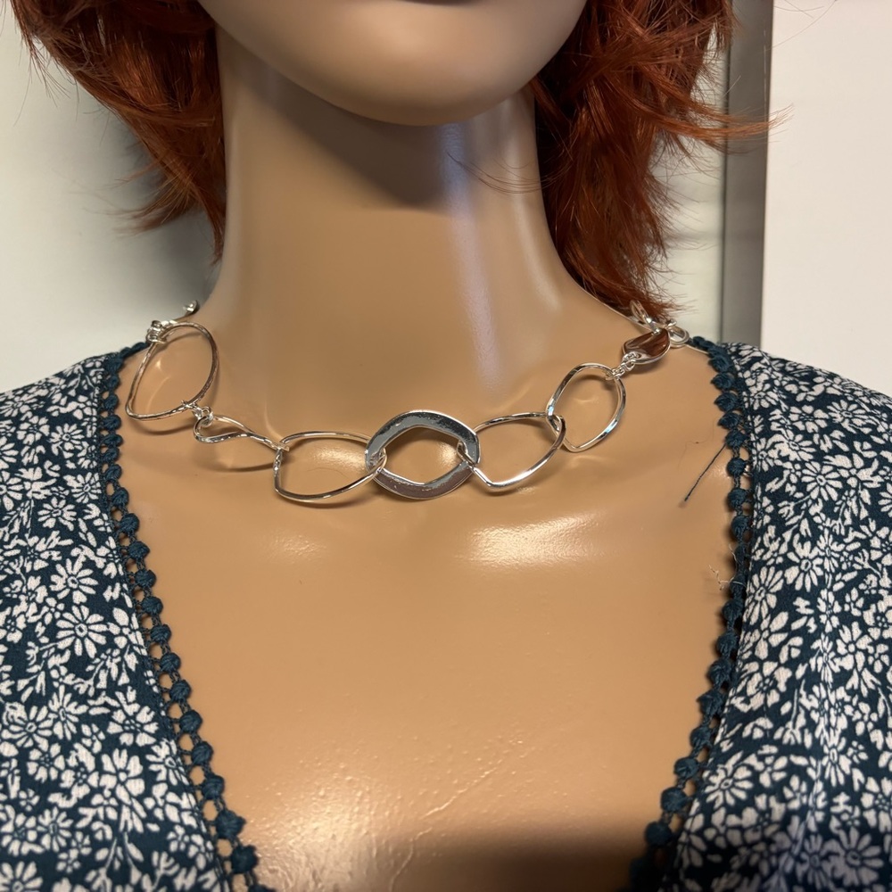 ❤️Nine West Silver Hammered Infinity Necklace - Picture 2 of 6